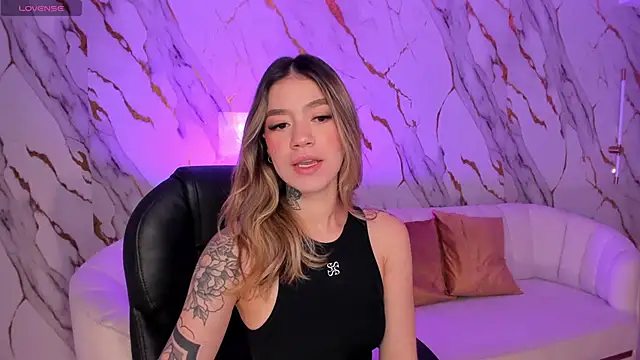 Snapshot of ViolettHansson chatting on 09/13/25, 12:16 ViolettHansson online show from 09/13/25, 12:16