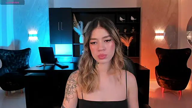 Snapshot of ViolettHansson chatting on 10/02/25, 05:53 ViolettHansson online show from 10/02/25, 05:53