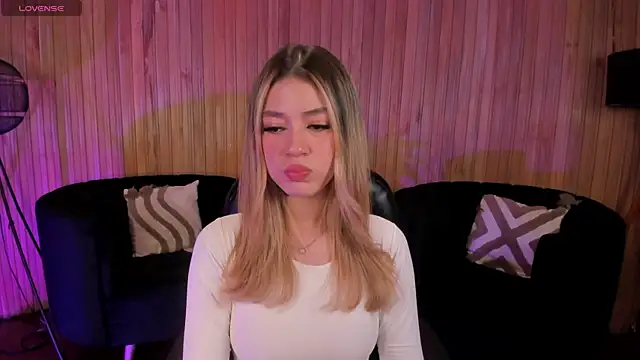 Snapshot of ViolettHansson chatting on 01/08/26, 06:32 ViolettHansson online show from 01/08/26, 06:32