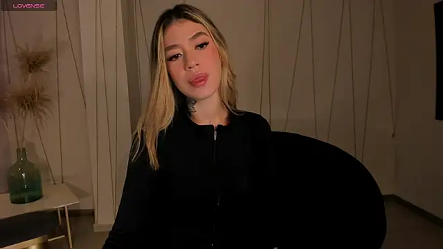 Snapshot of ViolettHansson chatting on 01/09/26, 11:35 ViolettHansson online show from 01/09/26, 11:35