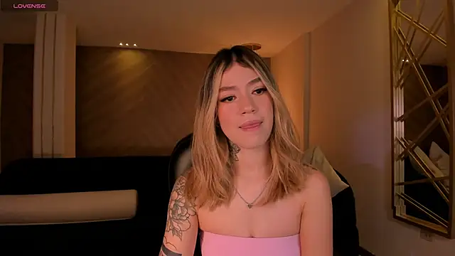 Snapshot of ViolettHansson chatting on 01/10/26, 12:18 ViolettHansson online show from 01/10/26, 12:18