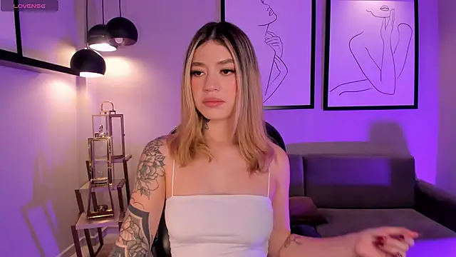 Snapshot of ViolettHansson chatting on 01/11/26, 05:07 ViolettHansson online show from 01/11/26, 05:07