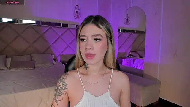 Snapshot of ViolettHansson chatting on 01/12/26, 07:08 ViolettHansson online show from 01/12/26, 07:08