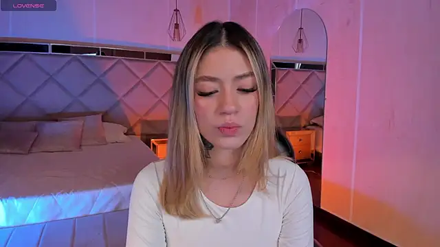 Snapshot of ViolettHansson chatting on 01/15/26, 06:44 ViolettHansson online show from 01/15/26, 06:44