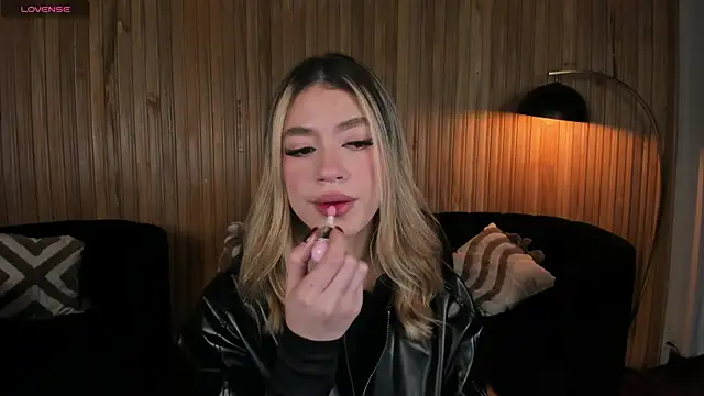 Snapshot of ViolettHansson chatting on 01/17/26, 11:26 ViolettHansson online show from 01/17/26, 11:26