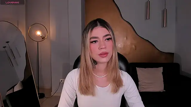 Snapshot of ViolettHansson chatting on 02/07/26, 11:47 ViolettHansson online show from 02/07/26, 11:47