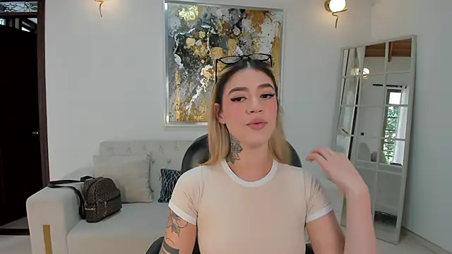 Snapshot of ViolettHansson chatting on 02/10/26, 06:45 ViolettHansson online show from 02/10/26, 06:45