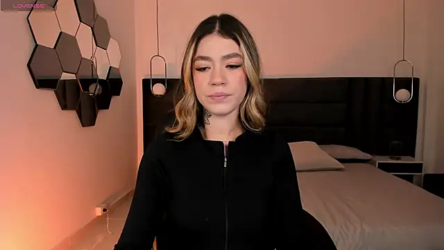 Snapshot of ViolettHansson chatting on 02/15/26, 10:47 ViolettHansson online show from 02/15/26, 10:47