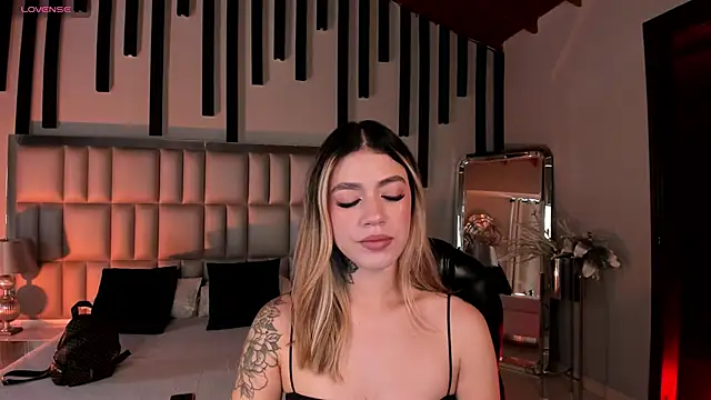 Snapshot of ViolettHansson chatting on 02/18/26, 06:04 ViolettHansson online show from 02/18/26, 06:04