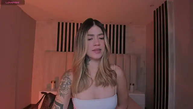 ViolettHansson online show from 04/20/26, 09:45