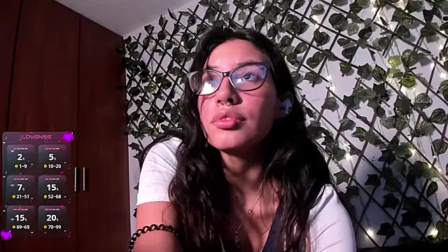 Snapshot of CoralineSanchez chatting on 03/01/25, 03:32 CoralineSanchez online show from 03/01/25, 03:32