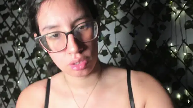 Snapshot of CoralineSanchez chatting on 10/17/25, 03:31 CoralineSanchez online show from 10/17/25, 03:31