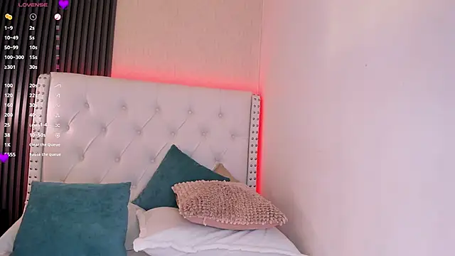 aliscollins  online show from 04/11/26, 07:45