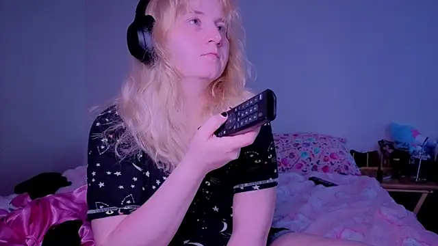 Snapshot of Glitch_Witch chatting on 06/19/26, 10:30 Glitch Witch online show from 06/19/26, 10:30