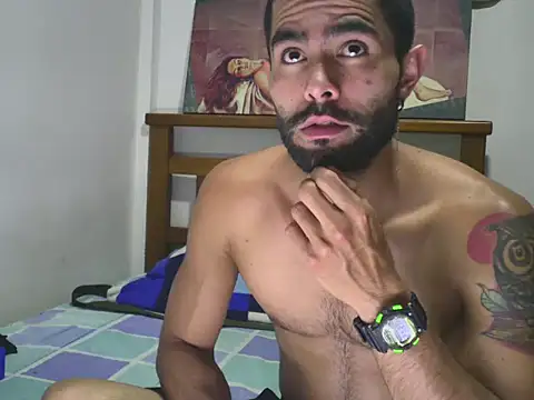 Snapshot of hideonbush051 chatting on 10/05/25, 02:32 hideonbush051 online show from 10/05/25, 02:32