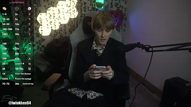 Snapshot of twinkben chatting on 09/25/25, 07:39 twinkben online show from 09/25/25, 07:39