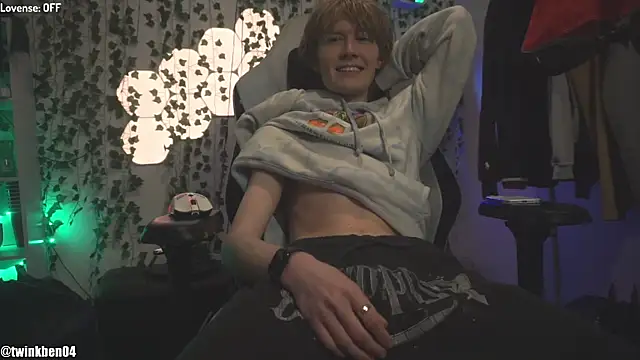 Snapshot of twinkben chatting on 12/02/25, 12:38 twinkben online show from 12/02/25, 12:38