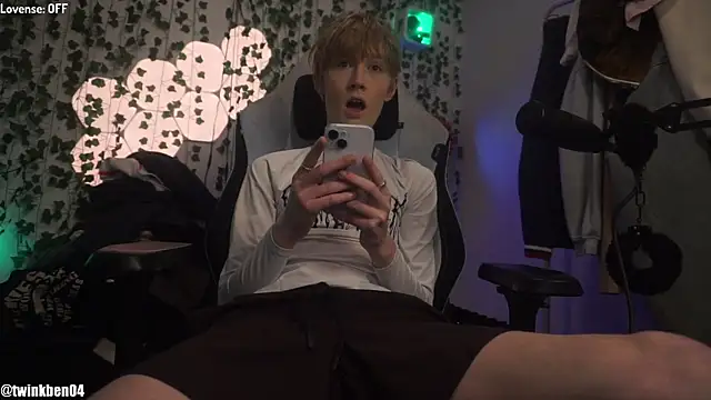 Snapshot of twinkben chatting on 01/06/26, 02:59 twinkben online show from 01/06/26, 02:59