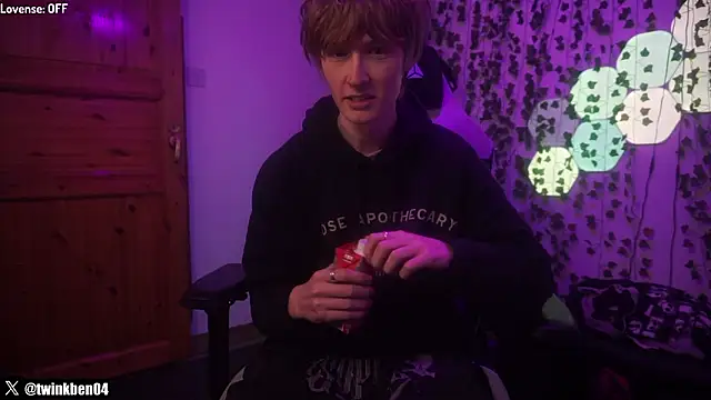 Snapshot of twinkben chatting on 02/10/26, 02:15 twinkben online show from 02/10/26, 02:15