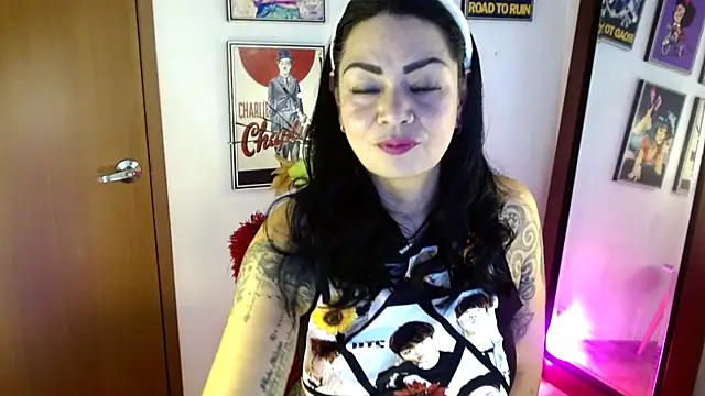 Snapshot of Ginna--mia chatting on 01/11/25, 12:44 Ginna--mia online show from 01/11/25, 12:44