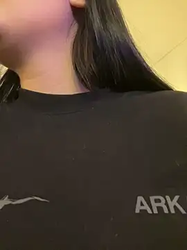 Snapshot of IrisBaker chatting on 10/28/25, 09:17 IrisBaker online show from 10/28/25, 09:17