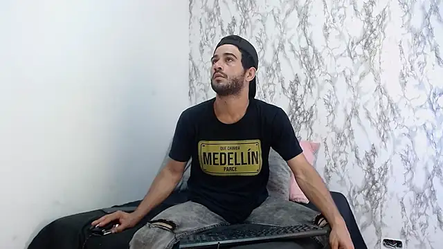 Snapshot of Moon_and_aaron chatting on 02/22/26, 03:40 Moon and aaron online show from 02/22/26, 03:40