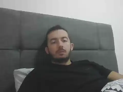 Snapshot of laynufff chatting on 10/13/25, 07:52 laynufff online show from 10/13/25, 07:52