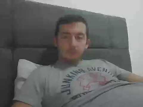 Snapshot of laynufff chatting on 10/15/25, 06:41 laynufff online show from 10/15/25, 06:41