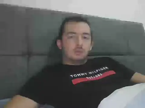 Snapshot of laynufff chatting on 10/19/25, 03:01 laynufff online show from 10/19/25, 03:01