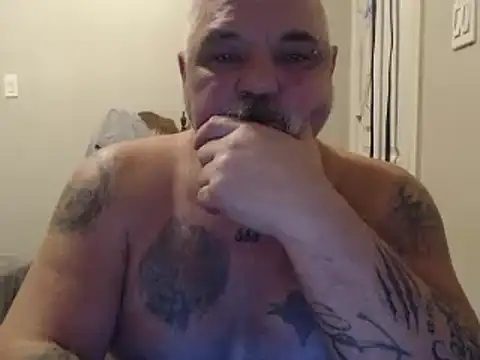 Newfiesausage1972 online show from 02/04/25, 01:27