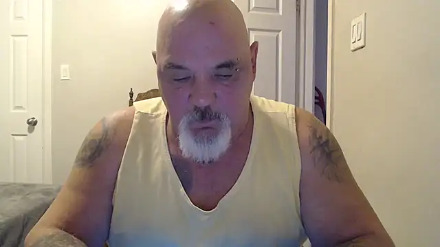 Newfiesausage1972 online show from 02/05/25, 02:37