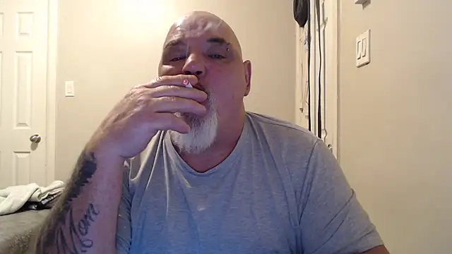 Newfiesausage1972 online show from 02/06/25, 02:26