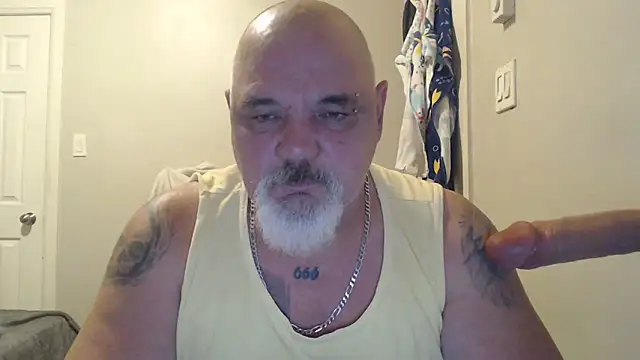 Newfiesausage1972 online show from 02/10/25, 03:21