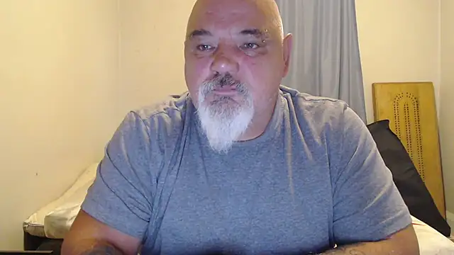 Newfiesausage1972 online show from 09/11/25, 11:43