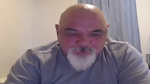 Newfiesausage1972 online show from 10/08/25, 03:42