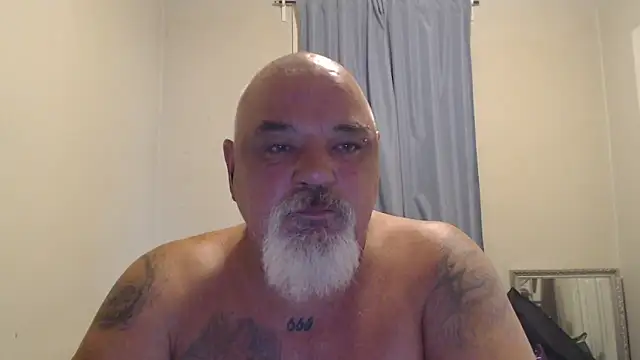 Newfiesausage1972 online show from 10/14/25, 09:37