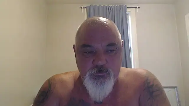 Newfiesausage1972 online show from 10/23/25, 08:07