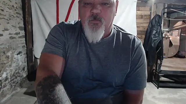 Newfiesausage1972 online show from 11/21/25, 12:26