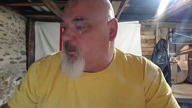 Newfiesausage1972 online show from 11/24/25, 08:36