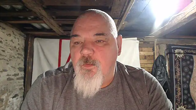 Newfiesausage1972 online show from 12/04/25, 10:46