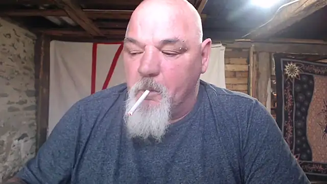 Newfiesausage1972 online show from 04/22/26, 02:40