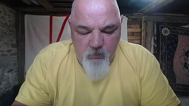 Newfiesausage1972 online show from 04/23/26, 03:03