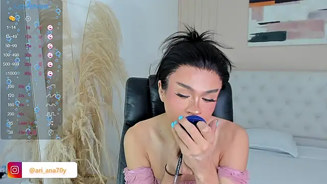 Snapshot of LOISE-XX chatting on 09/18/25, 05:09 LOISE-XX online show from 09/18/25, 05:09