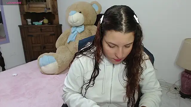 Snapshot of alexia_87 chatting on 04/28/26, 02:21 alexia 87 online show from 04/28/26, 02:21