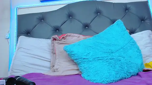 mia xx1 online show from 12/11/24, 06:47