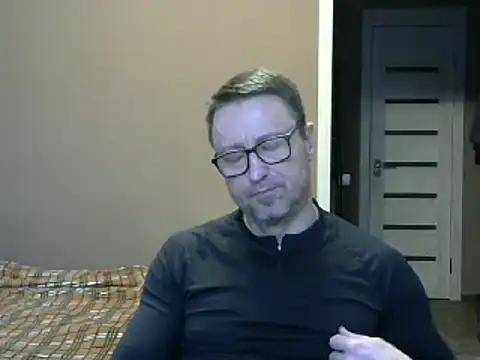 Snapshot of HarrySnake chatting on 12/24/24, 11:17 HarrySnake online show from 12/24/24, 11:17