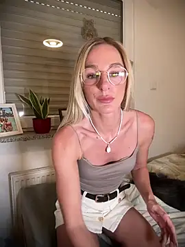 Liana Lou online show from 04/24/26, 12:18