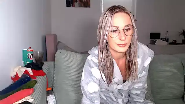 Snapshot of Liana_Lou chatting on 06/20/26, 12:52 Liana Lou online show from 06/20/26, 12:52