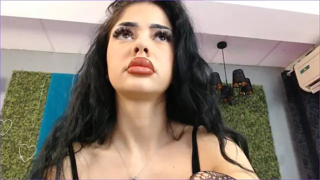 Snapshot of MolyStone chatting on 12/28/24, 06:06 MolyStone online show from 12/28/24, 06:06