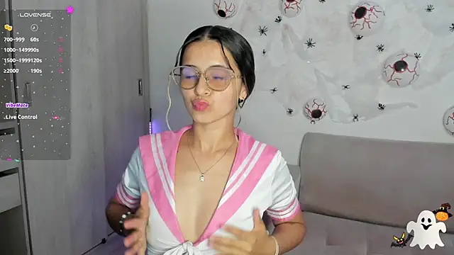 Lilacutte  online show from 10/31/25, 02:12